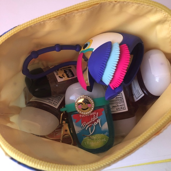 BATH & BODY WORKS POUCH, 7 NEW UNUSED HAND SANITIZERS, & LIGHT UP PARROT HOLDER - Picture 4 of 4